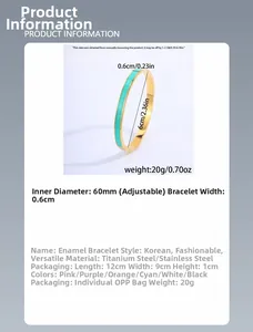 Detail van de 60mm diameter en 0,6cm breedte van de emaille goudkleurige stalen armband