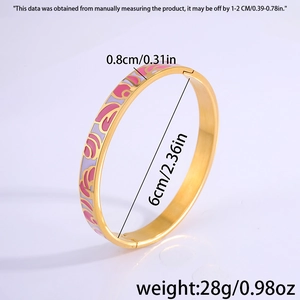 Detailweergave van gouden roestvrijstalen armband met roze emaille en afmetingen