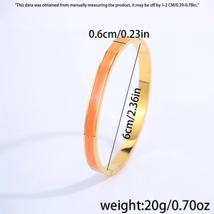 Detail van gouden armband met oranje emaille, diameter 6cm en breedte van 0,6cm