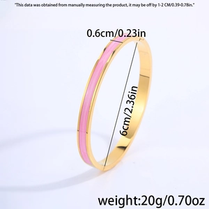 Detailweergave van de 18k vergulde emaille armband met 0,6cm breedte en 6cm diameter