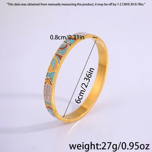 Detailweergave met 0,8cm breedte en 6cm diameter van de kleurrijke emaille gouden armband
