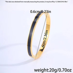 Detailoverzicht van 18k vergulde armband met breedte van 0,6 cm en diameter van 6 cm
