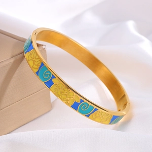 Macro detail van de vintage gouden armband met kleurrijke artistieke bloempatronen