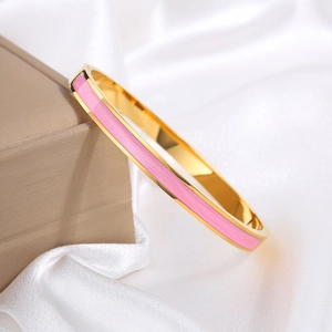 Detail van roze emaille op 18k vergulde roestvrijstalen armband op zijde