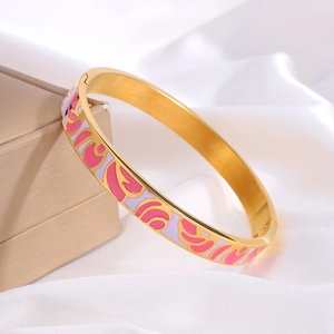 Elegante gouden titanium stalen armband met roze en paarse emaille golfpatronen