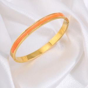 Detail van de oranje emaille inleg op een 18k vergulde roestvrijstalen armband