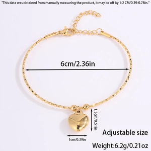 Detalle de pulsera de corazón dorada con textura de diamante y cierre de langosta ajustable