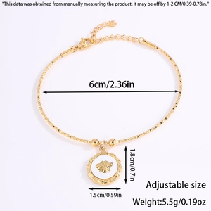 Primer plano de pulsera de cadena dorada con colgante de abeja y cierre de langosta