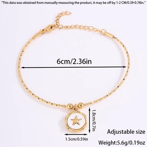 Detalle de pulsera ajustable de acero inoxidable dorado con colgante de estrella blanca