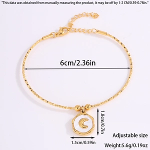 Detalle de cadena ajustable de acero inoxidable dorado con colgante de luna