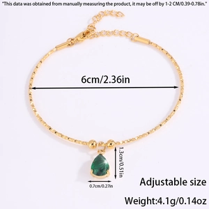 Detalle de la pulsera dorada ajustable con gema verde y dimensiones del producto real