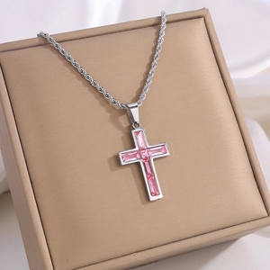 Details des Kreuzanhängers mit rosa Zirkonia an einer silbernen Kordelkette auf Box