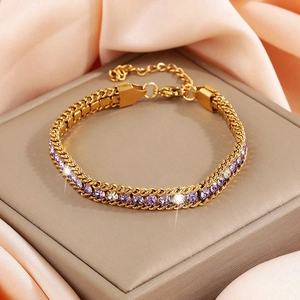 Elegante bracciale a catena dorato con cristalli viola e trasparenti su fondo in raso