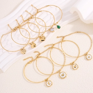 Pulsera de Amuletos de Acero Inoxidable Dorado para Mujer Corazón Luna Estrella Abeja Esmeralda Zirconia Ajustable Joyería Minimalista