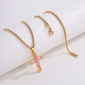 Elegante goldene Kreuzhalskette mit rosa Kristallen und gedrehter Seilkette für Damen