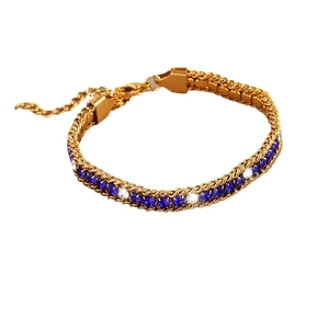 Elegante bracciale a tre strati in acciaio al titanio con cristalli blu e bianchi