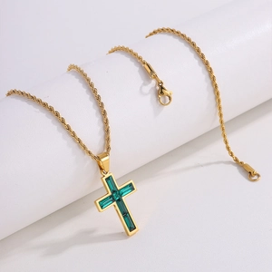 Goldene Kordelkette mit Kreuzanhänger und smaragdgrünen rechteckigen Edelsteinen für Damen