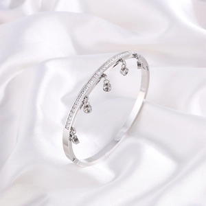 Titanstahl Armreif Mit Strass Besetzt Für Damen Silberfarben Minimalistischer Modeschmuck Mit Kreisförmigen Anhängern