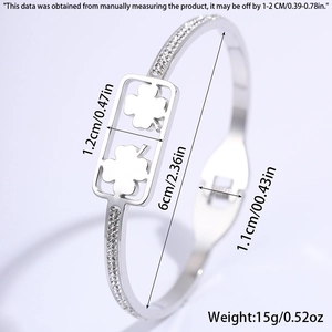 Macro-opname van klaver roestvrijstalen armband met diamanten en precieze afmetingen