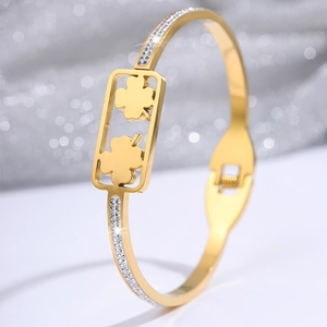 Detail van de gouden klaverarmring met kristallen pavé en een handige veerscharniersluiting