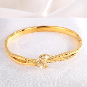 Vergoldetes Edelstahl-Armreif-Design für Damen mit eleganten Zirkonia-Steinen besetzt