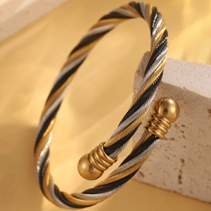Gros plan détaillé du bracelet jonc en acier tressé tricolore avec embouts à billes