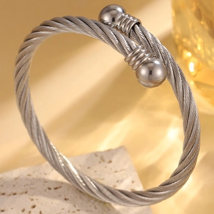 Vue détaillée d'un bracelet torsadé en acier inoxydable avec embouts sphériques