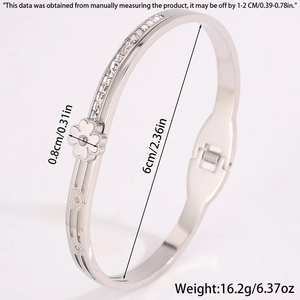 Détail montrant le diamètre de 6cm et le trèfle de 0,8cm du bracelet en titane argenté