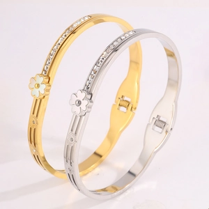 Détail du bracelet trèfle avec pierres en zircone et motifs évidés en forme de cœur poli