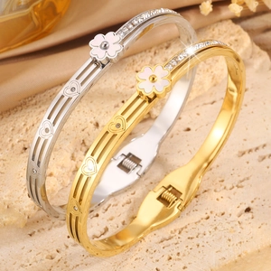 Ensemble de bracelets trèfle à quatre feuilles évidé en finitions or et argent