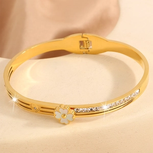 Détail du bracelet trèfle avec fleur blanche pendentif cœur et cristaux de zircone