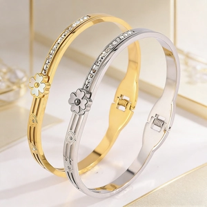 Bracelet Jonc en Acier Titane Trèfle à Quatre Feuilles Avec Cœur Zircone Plaqué Or Argent Bracelet Fleur Femme Bijoux