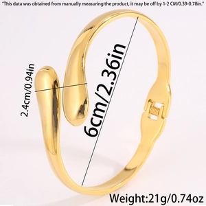 Vue détaillée du bracelet goutte d'eau dorée avec dimensions et finition miroir