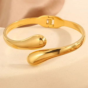 Bracelet jonc goutte doré poli avec design épuré et fermeture à charnière à ressort