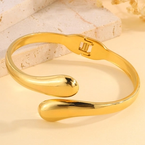 Bracelet jonc ouvert en acier inoxydable doré avec embouts en forme de goutte