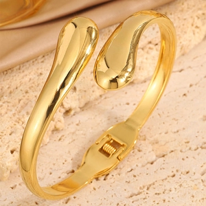 Bracelet goutte en acier titane plaqué or 18 carats poli sur pierre beige et soie