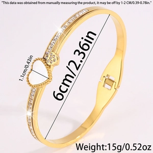 Vue détaillée du bracelet cœur en acier doré avec cristaux pavés et diamètre de 6cm