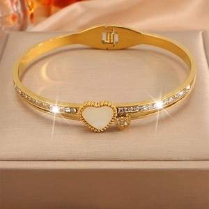 Détail du bracelet cœur doré avec incrustation de nacre et accents en zircone
