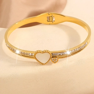 Détail du bracelet cœur doré avec imitation nacre et serti de zircons étincelants