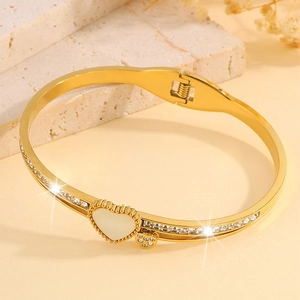 Détails du bracelet cœur en nacre dorée avec double rangée de zircons brillants
