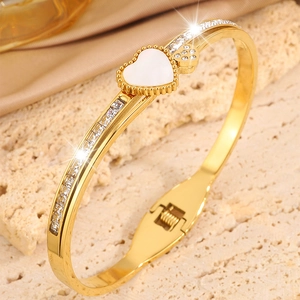 Détail d'un bracelet cœur doré avec pavé de zircons et ouverture à ressort pratique