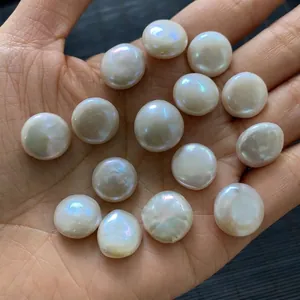 Primer plano de perlas naturales de agua dulce de 13-14mm con brillo de arco iris intenso