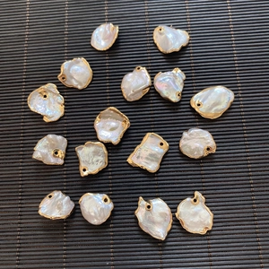 Pendenti in perle naturali d'acqua dolce barocche bianche con bordo dorato per gioielli