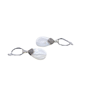 Vintage Wassertropfen Ohrringe mit Perlmutt und dunklen Mikro-Steinen in Silber-Finish