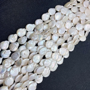 Primer plano de perlas naturales de agua dulce blancas con brillo iridiscente para joyería DIY