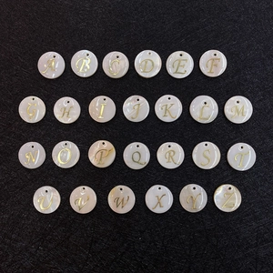 Perles en nacre naturelle alphabet A-Z pour création de bijoux avec incrustation dorée