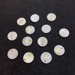 Perles rondes en nacre naturelle blanche avec lettres dorées pour bijoux à faire