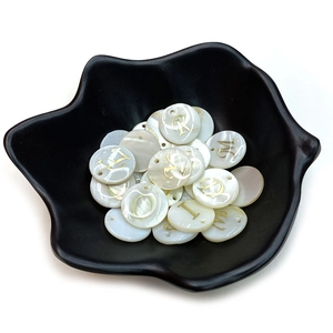 Pendentifs alphabet en coquillage blanc avec lettres dorées et éclat naturel nacré