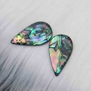 Irisierende Abalone-Muschel-Tropfen-Cabochons für DIY-Schmuck auf weichem Kunstfell