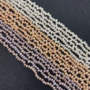 Brins de perles d'eau douce naturelles en blanc, rose et violet à l'éclat brillant